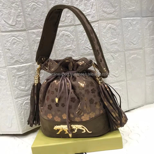 Embrague de noche Sabyasachi de calidad superior La artesanía intrincada define el embrague con el logotipo de Taj de Sabyasachi, accesorios de lujo - Product Image 1