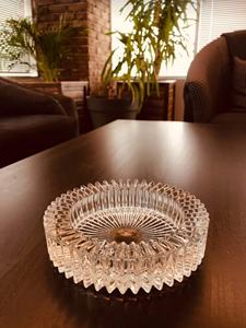 Nouvel arrivage de cendrier en résine époxy et bois de forme carrée au design moderne avec logo de couleur personnalisé portable pour l'intérieur et l'extérieur - Product Image 2