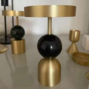 Grand bougeoir élégant en métal doré en laiton massif avec bougeoir décoratif en marbre naturel pour les occasions d'anniversaire de Pâques - Product Image 1