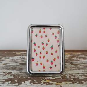 Marco de Fotos Metálico Moderno y Minimalista para Escritorio, Decoración de Oficina y Hogar, Portafotos con Diseño Estético Limpio - Product Image 1