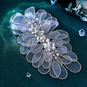 Diadema de Novia Bridella BHP681-S de Organza Plateada con Pedrería, Diseño de Flores de Cristal y Perlas Delicadas, Ajuste Cómodo para Bodas - Product Image 3