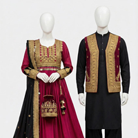 Robe Kuchi traditionnelle ultra longue en mousseline de soie blanche afghane avec corsage en velours noir et broderie à la main en zari doré complexe, décontractée