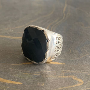 Bague en Onyx Noir Tendance et Élégante (17,7 grammes) Plaqué Or 18K avec Sertissage Bezel et Incrustation Diamant Taillé Tendance – Cadeau Idéal pour Toutes Occasions - Product Image 1
