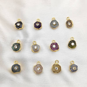 Piedra natal, venta al por mayor, abalorios de piedras preciosas de Esmeralda galvanizadas de oro crudo con cristales CZ, colgante de borde Natural para joyería DIY - Product Image 3