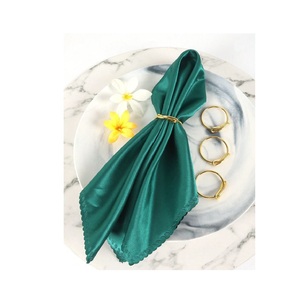 Anneaux de serviette en métal faits à la main avec surface polie, rehaussant la décoration contemporaine de la salle à manger et de la maison - Product Image 3