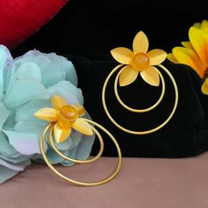 Boucles d'oreilles en pierre de Moissanite finition or mat de style contemporain sophistication moderne avec élégance intemporelle - Product Image 3