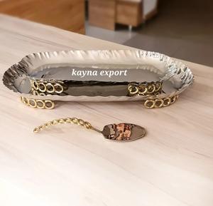Bandeja de Servicio Decorativa de Metal Pulido con Borde Martillado y Diseño de Anillo Dorado, Apta para Contacto con Alimentos, para Uso en el Hogar y Restaurantes - Product Image 1