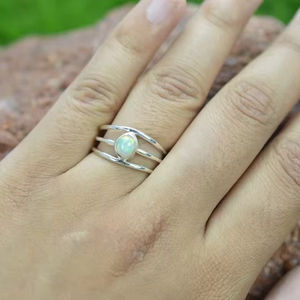 Bague chrétienne en opale éthiopienne en argent sterling 925 pierres précieuses naturelles Style bohème minimaliste écologique fait à la main réglable - Product Image 1