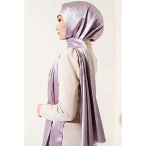 Robe de soirée châle modeste lilas clair ornée de diamants - Product Image 2