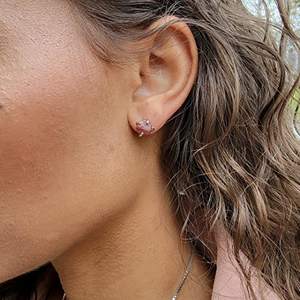 Boucles d'oreilles en tanzanite brute 5-7mm pierres précieuses plaqué or rose bijoux faits à la main en vrac pour les femmes boucle d'oreille en tanzanite naturelle pour cadeau - Product Image 3