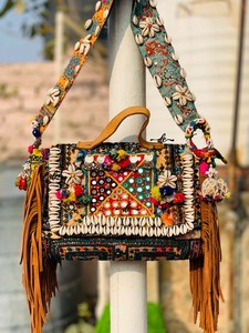 กระเป๋าถือแฮนด์เมดสไตล์บันจารา ดีไซน์ใหม่ ขายดี งานปักอินเดีย โบฮีเมียนเก๋ไก๋ พร้อมพู่ห้อย สำหรับผู้หญิง - Product Image 4