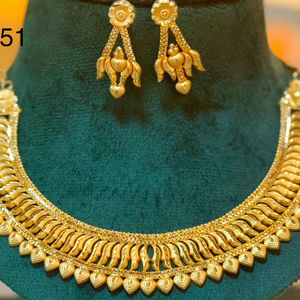 Ensemble de collier et de boucles d'oreilles en or 24 carats élégant Design complexe en forme de poire vintage pour mariage et fête Bijoux en cuivre - Product Image 1