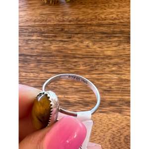 Anillo Largo Harris de Moda con Ojo de Tigre y Bisel de Plata de Ley Chapado en Oro Rosa, Talla 7, Idea de Regalo Elegante y Moderna - Product Image 5