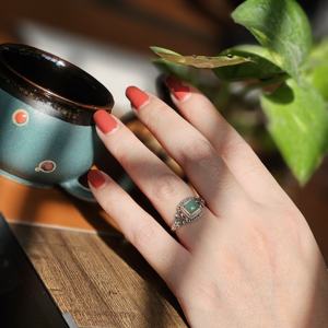 Anillo de piedras preciosas de plata crisoprasa unisex, diseño cuadrado para regalo de compromiso de boda o estilo religioso de fiesta - Product Image 4