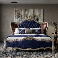 Canapé capitonné classique européen sur mesure avec structure en bois sculpté et assise en velours bleu pour villa, hôtel, salon