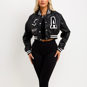 Chaqueta universitaria de béisbol para mujer, elegante, de cuero PU negro con parches de letras llamativas, forro suave y estilo bomber corto. - Product Image 4
