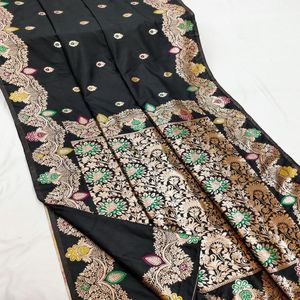 Sari en soie Banarasi riche et élégant avec bordure en zari doré pour les spectacles sur scène, collection festive - Product Image 4