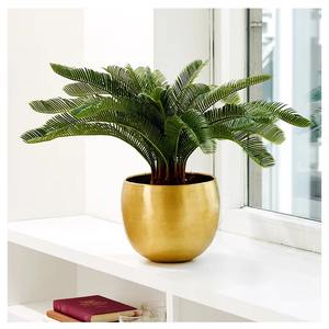 Jarrón de metal con diseño de lámpara en acabado dorado, perfecto para decoración del hogar y elegantes centros de mesa florales hechos a mano de La India - Product Image 6