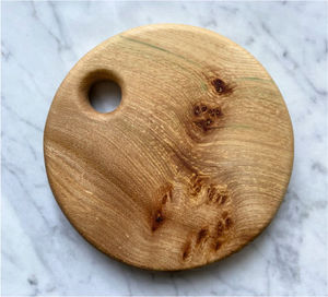 Petite planche à découper ronde en bois avec trou d'accrochage aspect naturel - Product Image 3