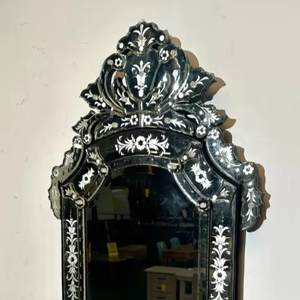 Miroir vénitien gravé avec un blason orné rubis - Product Image 1