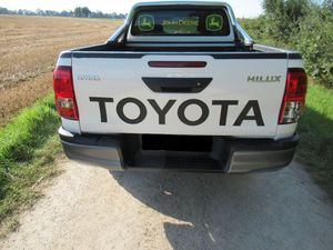 Toyota HiLux 2021 Boîte de vitesses manuelle d'occasion Entraînement AWD Intérieur sombre avec galerie de toit en alliage d'aluminium - Product Image 4