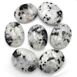 Piedra de Palma de piedra lunar de arcoíris Natural de alta calidad, venta al por mayor, técnica pulida de estilo Feng Shui llamativo para la curación - Product Image 1
