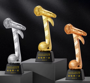 Trofeo de Micrófono Dorado Personalizado para Concurso de Oratoria, Elegante y Moderno Trofeo de Música de Resina, Cristal y Metal - Product Image 5