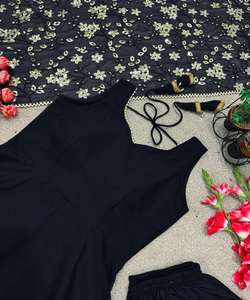 Precioso Traje Salwar Informal de Algodón con Trabajo de Piedras, Detalles Tradicionales de Dori y Dupatta Estampada - Product Image 6