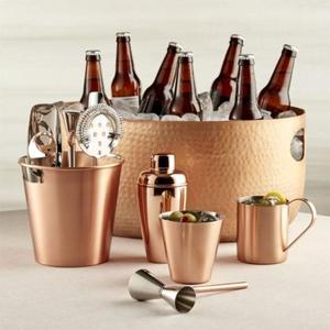 Cubo de hielo de cobre de primera calidad con pinzas y acabado en oro mate, perfecto para enfriar bebidas en eventos. - Product Image 4