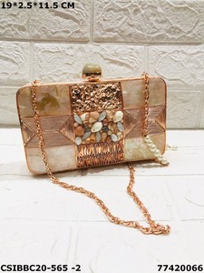 Epitome of Elegance Pochette de soirée de créateur artisanale avec pierres de cristal Laiton et nacre Luxueux Exquis - Product Image 2