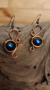 Boucles d'oreilles élégantes en cuivre oxydé avec détails tribaux floraux faits à la main pour des mariages ethniques et des événements festifs - Product Image 6