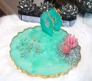 Bandeja redonda de resina hecha a mano, bandeja para servir decorativa y funcional, bandeja para servir, bandeja de resina grabada, bandeja de resina personalizada, - Product Image 1