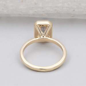 Bague de fiançailles solitaire en diamant de laboratoire taille émeraude certifiée IGI pour femme avec sertissage clos en or - Product Image 4