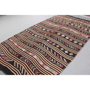 Alfombra Turca Vintage de 5.7x10.7 pies (173x326 cm), Alfombra Kilim Negra con Estampado Animal - Product Image 4
