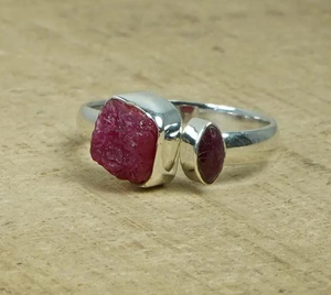 แหวนเงินแท้ 925 ประดับพลอยทับทิมแดงดิบ ทำมือ ปรับขนาดได้ สำหรับผู้หญิง ของขวัญประจำเดือนเกิดเดือนกรกฎาคม ราคาขายส่ง - Product Image 1