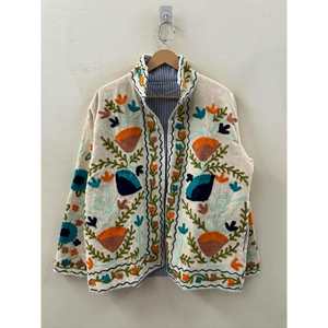 Blouson Bomber Réversible en Velours Brodé Suzani, motif Samarkand Bloom en Ivoire avec matelassage Terracotta et Teal, Taille XXL, pour le Printemps - Product Image 5