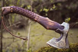 Hacha Vikinga SCL: Diseño Auténtico de Tomahawk para Cortar Madera y Amuletos, Hecha a Mano para Recreaciones Históricas y Coleccionistas - Product Image 4