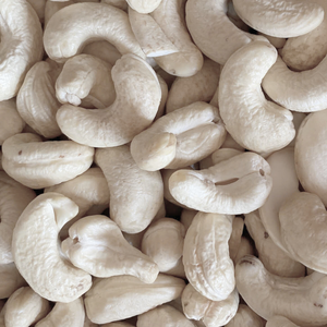 Proveedor Confiable, Marca Santigo, Nueces de Anacardo Crudas, Grados W240/W320, Almacenamiento LP, 4.7% de Humedad, 2 Años de Vida Útil, 1Kg, de Vietnam - Product Image 1