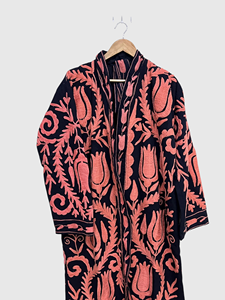 เสื้อแจ็คเก็ตกำมะหยี่สำหรับผู้หญิงไซส์ใหญ่ คอปกผ้าคลุมไหล่ แขนเสื้อเก้าส่วน ปักลายเรขาคณิตด้วยมือ เสื้อโค้ทยาวสำหรับใส่ในฤดูใบไม้ร่วง - Product Image 5