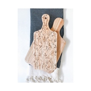Planche à découper élégante en bois à imprimé floral avec poignée, planche de préparation haut de gamme pour une cuisine stylée - Product Image 1