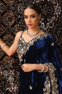 ชุดส่าหรีผ้ากำมะหยี่ดีไซน์พิเศษ พร้อมเสื้อคลุมหรูหรา ทันสมัย โดดเด่น สไตล์อินเดีย สำหรับงานปาร์ตี้  สำหรับผู้หญิง - Product Image 5