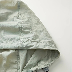 เสื้อแจ็คเก็ตผู้ชาย OEM สำหรับฤดูหนาว มีฮู้ด แต่งสีตัดกัน โลโก้ด้านหน้า เหมาะสำหรับกิจกรรมกลางแจ้ง ป้องกันแสงแดด ระบายอากาศได้ดี แห้งเร็ว คุณภาพสูง แฟชั่น - Product Image 4