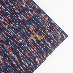 Nueva colección hecha a mano de tela de algodón floral con estampado tradicional en índigo para vestidos y decoración del hogar. - Product Image 5