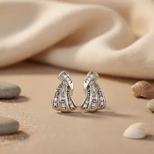 Boucles d'oreilles élégantes en argent avec diamants et plaqué or, formes tendance de cœur et de fleur pour fiançailles, perle comme pierre principale - Product Image 2
