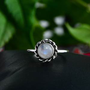 Bague de luxe en argent sterling minuscule pierre de lune pour les femmes bague de promesse de pierre de lune ronde délicate minimaliste empilage délicat - Product Image 3