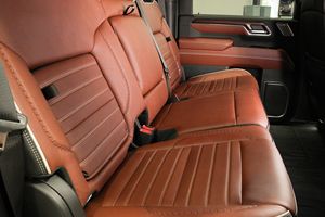 GMC Sierra 3500HD Denali Ultimate Crew Cab 4x4 2024, Bajo Kilometraje, Caja de Cambios Automática, Volante a la Izquierda, Neumáticos R20, Estado Oscuro - Product Image 6