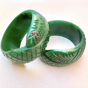 Bracelets fantaisie en résine à motifs géométriques abstraits, cadeaux de Noël uniques et colorés d'Inde - Product Image 1