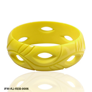 Brazalete de Resina Moderno, Brazalete Artístico Hecho a Mano, Joyería Única y Peculiar, Regalo para Mujer - Product Image 1