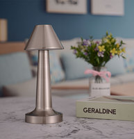 Lampe de table de nuit LED moderne pour la décoration de la chambre à coucher Rechargeable en fer Portable Relaxation Effect Cute Modern Style Electric