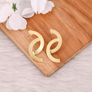 ต่างหูเม็ดเดี่ยวสีทองผิวด้านทำด้วยมือของนักออกแบบสำหรับเจ้าสาวและเครื่องประดับงานแต่งงานของขวัญสำหรับชุบทองของเธอ - Product Image 2